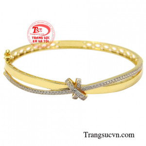 Vòng tay nữ thanh lịch được chế tác công phu từ chất liệu vàng 10k.