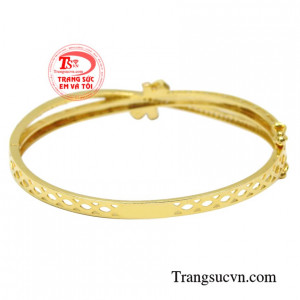 Nếu như thời xưa, các cô gái con nhà quý tộc chuộng đeo các loại vòng ngọc để làm đẹp thì ngày nay vòng tay vàng chính là sự lựa chọn được nữ giới yêu thích.