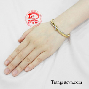Vòng tay nữ thanh lịch đẹp mắt.