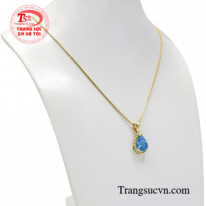 Với điểm nhấn và màu sắc xanh lam trong trẻo của viên đá Topaz sẽ giúp người đeo trông thu hút hơn trước đám đông.