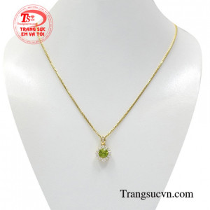 Bộ mặt dây peridot tinh tế là sự kết hợp hài hòa giữa mặt dây peridot thiên nhiên và dây chuyền vàng chất lượng.