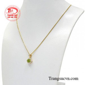 Với điểm nhấn là sắc xanh giúp cho phái đẹp trở nên thu hút hơn.