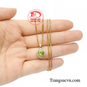 Bộ mặt dây peridot tinh tế thiên nhiên.