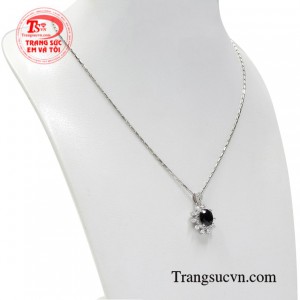 Nếu như các quý cô phân vân không biết nên lựa chọn sản phẩm trang sức nào thể hiện sự sang trọng và thanh lịch, thì đây chính là sự lựa chọn hoàn hảo cho bạn.