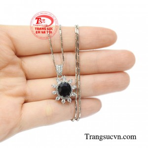 Bộ mặt dây saphir lấp lánh tinh tế.