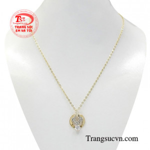 Bộ mặt dây vàng độc đáo là sự kết hợp hoàn hảo giữa mặt dây vàng xinh xắn và dây chuyền chất lượng.