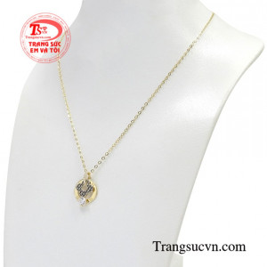 Bộ dây chuyền này giúp phái đẹp mang đến vẻ duyên dáng và nữ tính.