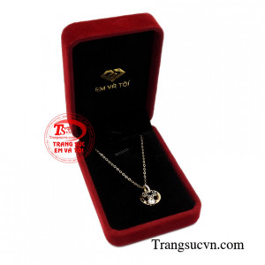 Bộ mặt dây vàng độc đáo thanh lịch.