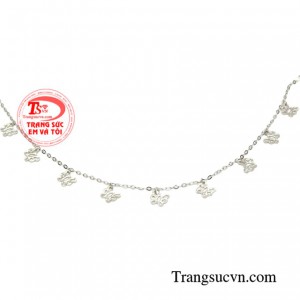 Lắc vàng tây màu trắng tinh khôi trên chân gót ngà cho cuộc sống ý nghĩa và thăng hoa.