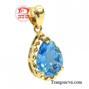 Chiếc mặt dây này khi kết hợp cùng dây chuyền vàng mang đến vẻ sang trọng và vô cùng thanh lịch đến cho người đeo.