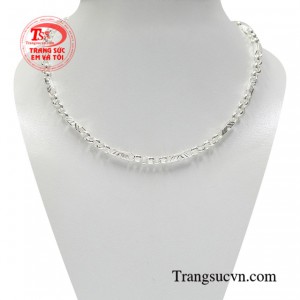 Dây chuyền bạc cá tính cho bé được chế tác kiểu cách, mới lạ tạo nét ấn tượng cho sản phẩm.