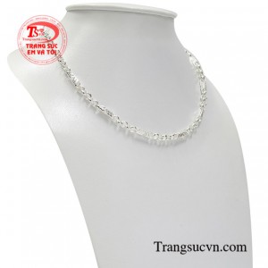 Chiếc dây chuyền này vừa mang đến phong cách thời trang vừa giúp bảo vệ sức khỏe cho bé yêu.