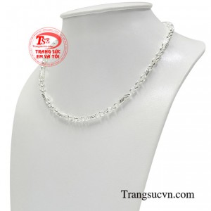 Đeo dây chuyền này giúp các bé có thể tránh được những tác nhân độc hại, thỏa sức vui chơi cùng bạn bè.