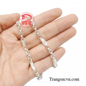 Dây chuyền bạc cá tính cho bé khỏe khoắn.
