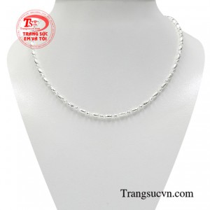 Dây chuyền bạc dễ thương cho bé được chế tác kiểu dáng độc đáo tạo vẻ xinh yêu đến cho các bé.