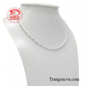 Do vậy dây chuyền bạc chính là sự lựa chọn hoàn hảo dành cho bé yêu do bạc có tính kháng khuẩn và cản gió.