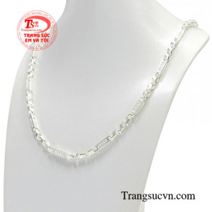 Sản phẩm được chế thợ chế tác làm một cách tỉ mỉ, cẩn thận tạo độ sáng bóng và nổi bật giúp phái mạnh tự tin thể hiện cá tính.