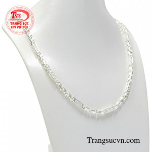 Chiếc dây chuyền này chính là món quà tặng ý nghĩa dành cho người thân thương của bạn.