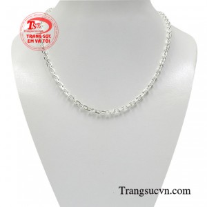 Dây chuyền bạc năng động cho bé chế tác theo kiểu dáng cổ điển nhưng vẫn phù hợp với xu hướng hiện nay.