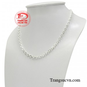 Và dây chuyền bạc chính là sự lựa chọn yêu thích và là món quà xinh yêu dành cho các bé.