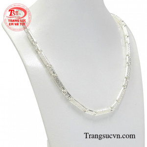 Từng chi tiết được chế tác một cách tỉ mỉ tạo vẻ ấn tượng giúp nam giới tự tin thể hiện cá tính.