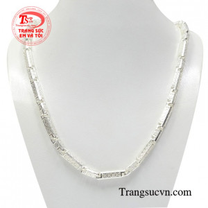 Dây chuyền bạc phái mạnh thành đạt mang đến vẻ mạnh mẽ và đầy nam tính đến cho người đeo.