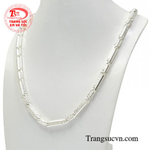 Đặc biệt hơn, sản phẩm có thể kết hợp cùng mặt dây chuyền bạc tăng thêm phần thời trang dành cho phái mạnh.