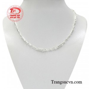Dây chuyền bạc thời trang cho bé được chế tác sắc nét tạo vẻ ấn tượng cho sản phẩm.