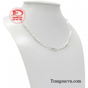 Chiếc dây chuyền bạc nhỏ xinh giúp các bé trông hợp thời trang, dễ thương.