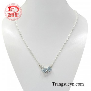 Dây chuyền bạc topaz nữ tính được chế tác kiểu dáng mới lạ, nổi bật được từng đường nét của sản phẩm.