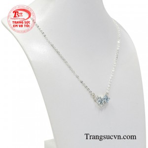 Điểm nhấn của sản phẩm chính là sắc xanh của viên đá chủ tạo sự ấn tượng và lôi cuốn cho phái đẹp.