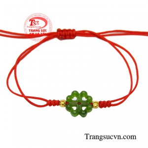 Dây tết nephrite cỏ bốn lá chạm khắc đầy tinh tế mang đến vẻ hợp thời trang, xinh xắn đến cho người đeo.