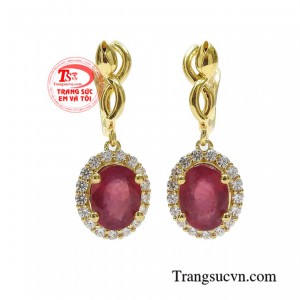 Hoa tai ruby thanh lịch được chế tác đầy tinh xảo, sáng bóng.