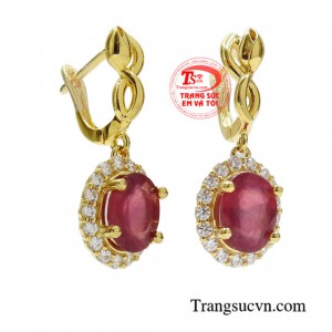 Tô điểm thêm sự sang trọng, quyến rũ cho sản phẩm chính là viên ruby sắc đỏ mang may mắn và nhiều hạnh phúc đến cho người đeo.