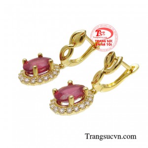 Hoa tai ruby thanh lịch phù hợp cho các nàng mệnh Thổ và Hỏa.