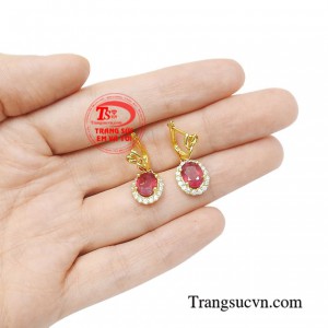 Hoa tai ruby thanh lịch tinh tế.