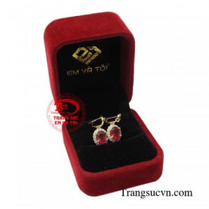 Hoa tai ruby thanh lịch nữ tính.