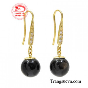 Đá saphir là viên đá quý được nhiều biết đến với vẻ đẹp đầy cao quý.