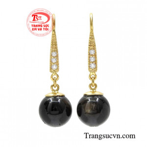 Hoa tai saphir độc đáo được chế tác kiểu dáng mới lạ tạo nét duyên dáng cho người đeo.