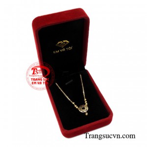 Lắc chân vàng nữ hạnh phúc xinh xắn.