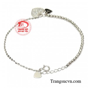 Chiếc lắc tay này được nhập khẩu từ Hàn Quốc, chất liệu vàng trắng sáng bóng, đầy tinh tế.