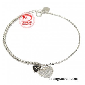 Lắc nữ vàng trắng trái tim được chế tác nhỏ xinh hợp với xu hướng hiện nay.