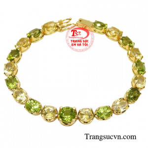 Lắc tay nữ đá quý sang trọng được chế tác công phu, tinh tế.