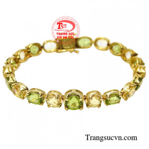 Với sự kết hợp hài hòa giữa đá thạch anh vàng và đá peridot thiên nhiên tạo nét ấn tượng, làm điểm nhấn giúp phái đẹp trông quý phái hơn.