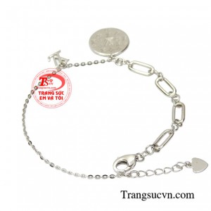 Chiếc lắc tay này sẽ giúp các cô gái trông thu hút và nổi bật hơn trước đám đông.