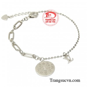 Lắc tay nữ vàng trắng phong cách kiểu dáng mới lạ và độc đáo giúp nữ giới tăng thêm phần cá tính.