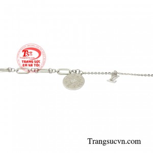 Với chất liệu vàng trắng sẽ phù hợp cho những ai có tone da trung tính hay tone da lạnh