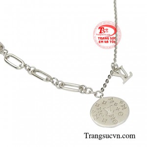 Không chỉ vậy chiếc lắc tay này còn phù hợp với nhiều kiểu trang phục, hợp với xu hướng.