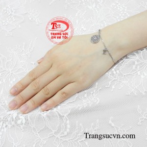 Lắc tay nữ vàng trắng phong cách thời thượng.