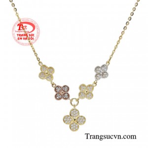 Những chiếc cỏ bốn lá được người thợ hoàn kim chế tác một cách tỉ mỉ, hài hòa giúp sản phẩm thêm phần ấn tượng.